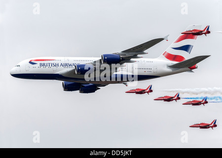 Kunstflugstaffel Red Arrows in Formation mit einem BA A380 super Jumbo - RIAT 2013 Stockfoto