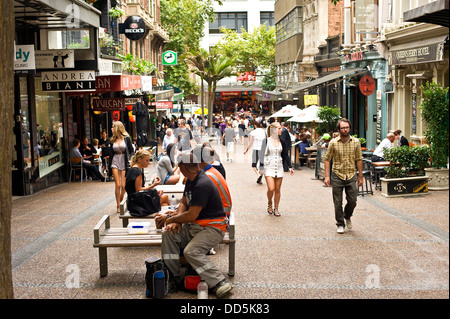 Auckland, New Zealand, 1. März 2010: Aucklands Vulcan Lane, ein toller Ort um Leute zu beobachten. Stockfoto