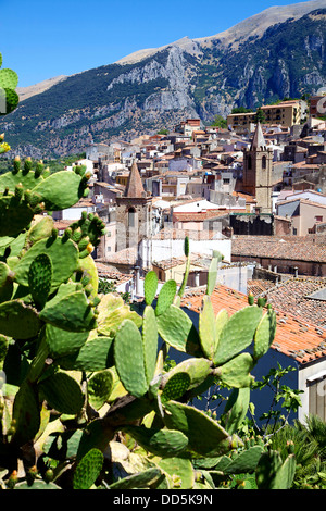 Blick auf das kleine Dorf Isnello in den Monti Madonie, Provinz von Palermo, Sizilien, Sicilia, Italien, Italia Stockfoto