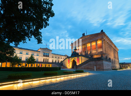 Ansicht des neuen Museums auf linken Seite Abend und Alte Nationalgalerie auf der Museumsinsel oder Museumsinsel in Berlin Deutschland Stockfoto