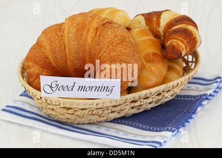 Guten Morgen Karte mit Butter Croissants im Brotkorb Stockfoto