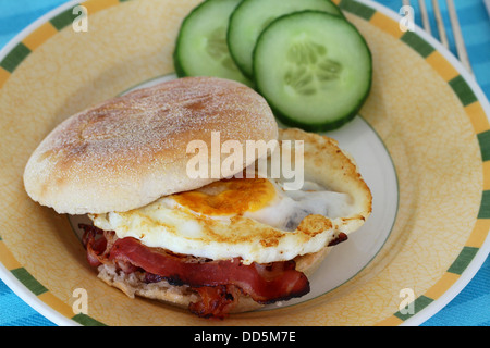 Englische Muffins mit Spiegelei und Speck Stockfoto