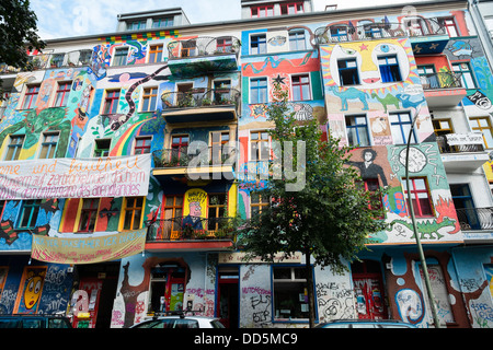 Farbenfrohe Kunst gemalt auf Mehrfamilienhäuser in böhmischen Friedrichshain in Berlin Deutschland Stockfoto