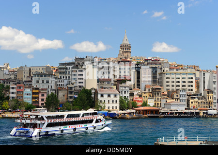 Der Galata-Turm und Gassen von Beyoglu von Galata-Brücke, Istanbul, Türkei Stockfoto
