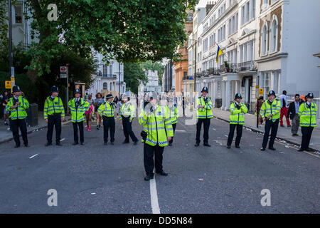 London, UK. 26. August 2013. Polizei sind hilfreich, aber auch wachsam, und im Laufe des Tages beginnt, die strengere Kontrolle übernehmen und Riot Helme getragen. Notting Hill Carnival, London, UK, 26. August 2013. Bildnachweis: Guy Bell/Alamy Live-Nachrichten Stockfoto