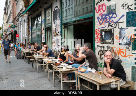 Cafe auf der Oranienstraße im Südböhmischen Bezirk Kreuzberg in Berlin Deutschland Stockfoto