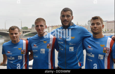 Tschechische Kajakfahrer (v.l.): Daniel Havel, Lukas Trefil, Josef Dostal und Jan Sterba erfüllen die Medien vor der 2013-Kanu-Sprint-WM in Duisburg. Kajakfahrer sind in Prag, Tschechische Republik, 27. August 2013 gesehen. (CTK Foto/Michal Dolezal) Stockfoto