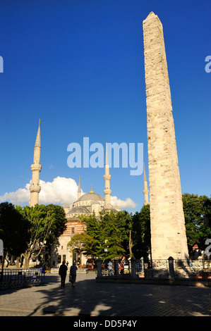 Schlangensäule mit blauen Moschee im Hintergrund, Sultanahmet, Istanbul, Türkei Stockfoto