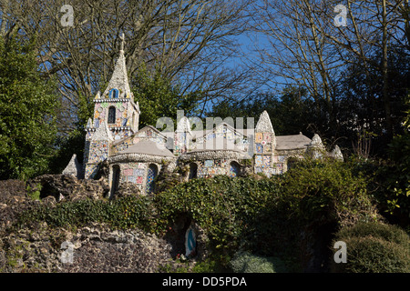 Guernsey 2013. Die kleine Kapelle. dekoriert mit gebrochenen Keramik Stockfoto