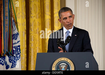 US-Präsident Barack Obama während der Medal Of Honor-Zeremonie für Army Staff Sgt Ty Michael Carter im East Room des weißen Hauses 26. August 2013 in Washington, DC spricht. Carter erhielt die Medaille für Tapferkeit während der Kampfhandlungen in Afghanistan am 3. Oktober 2009. Stockfoto