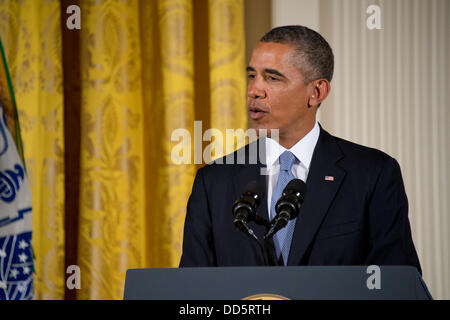 US-Präsident Barack Obama während der Medal Of Honor-Zeremonie für Army Staff Sgt Ty Michael Carter im East Room des weißen Hauses 26. August 2013 in Washington, DC spricht. Carter erhielt die Medaille für Tapferkeit während der Kampfhandlungen in Afghanistan am 3. Oktober 2009. Stockfoto