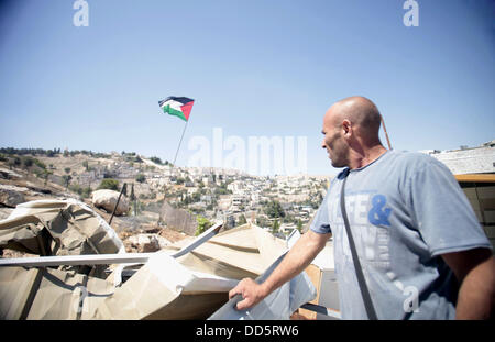 Silwan, Jerusalem, Palästina. 26. August 2013. Khaled al-Zeer al-Husaini, 39, sucht in den Trümmern seines Hauses im Stadtteil East Jerusalem arabischen von Silwan, 26. August 2013. Al-Husaini ist Vater von fünf Kinder Leben in einer Höhle, das war ein Stall für die Tiere, nach israelische Behörden seinen eigenen vier Wänden unter dem Vorwand der Gebäude ohne Genehmigung Kredit vor 3 Tagen abgerissen: Saeed Qaq/APA Images/ZUMAPRESS.com/Alamy Live News Stockfoto