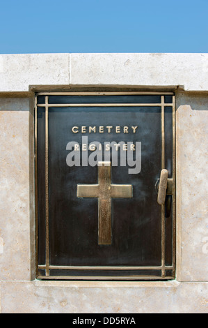 Schrank mit Gästebuch und registrieren Sie sich bei British Cemetery von der Commonwealth War Graves Commission in West-Flandern, Belgien Stockfoto