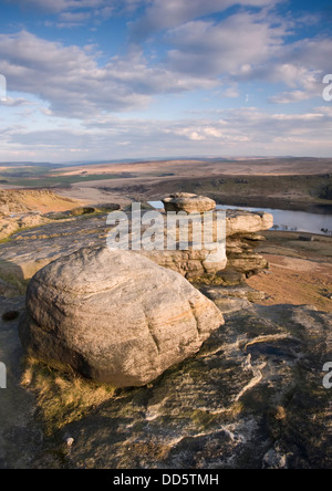 Mühlstein Korn Wind geformten Felsen auf einem Bergrücken oberhalb ein Yorkshire-reservoir Stockfoto