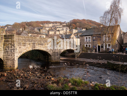 Der Lastesel Brücke über Hebden Wasser in der Mühle Stadt Hebden Bridge in Calderdale, West Yorkshire. Stockfoto