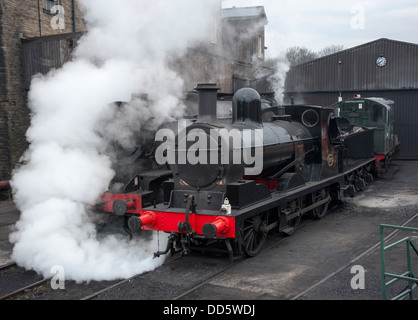 zwei restauriert und konserviert arbeiten Dampfmaschinen in der Güterbahnhof in Haworth-station Stockfoto