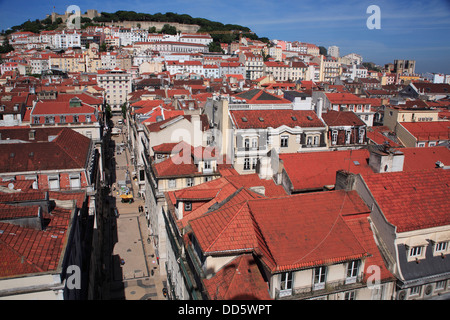 Portugal, Estremadura, Lissabon, Blick über Baixa mit Sao Jorge Castle & Se Cathedral im Hintergrund. Stockfoto