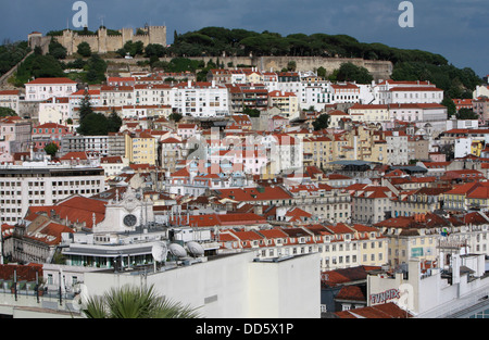 Portugal, Estremadura, Lissabon, Blick über den Stadtteil Baixa mit Sao Jorge Castle im Hintergrund. Stockfoto