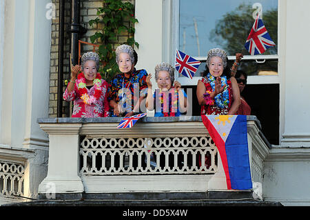 Notting Hill, London, Großbritannien. 25. August 2013. Menschen tragen eine Königin Maske Union flag in der "Genesis" Schwimmer in Notting Hill Karneval 2013. Bildnachweis: Siehe Li/Alamy Live News Stockfoto