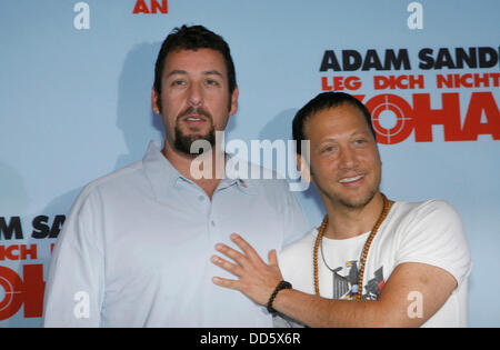 Rob Schneider und Adam Sandler (l-R) an den Fototermin "Sie don't Durcheinander mit Zohan an" in Berlin am 28. Juli 2008. Stockfoto