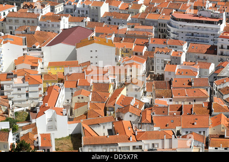 Luftbild aus dem Sitio auf Dächern von Nazaré Stadt Portugal Stockfoto