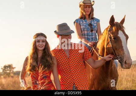 Kroatien, Dalmatien, junge Menschen mit Pferd Stockfoto