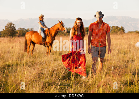 Kroatien, Dalmatien, junge Menschen mit Pferd in der Landschaft Stockfoto