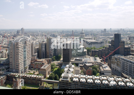Blick auf St. Pauls Kathedrale aus dem Barbican Stockfoto