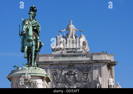 Portugal, Estremadura, Lissabon, Statue von König José 1 & der Triumphbogen in Praca Comercio. Stockfoto