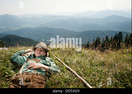 Deutschland, Bayern, junge in traditioneller Kleidung schläft in den Bergen Stockfoto