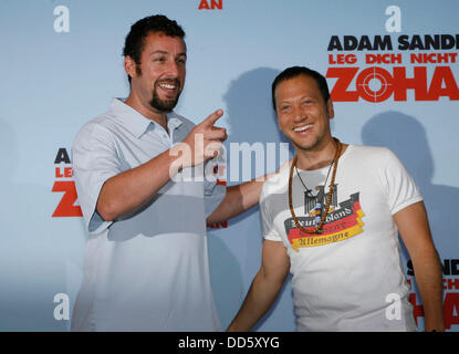 Rob Schneider und Adam Sandler (l-R) an den Fototermin "Sie don't Durcheinander mit Zohan an" in Berlin am 28. Juli 2008. Stockfoto