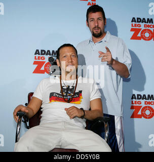 Rob Schneider (sitzend) und Adam Sandler in der Photocall "Sie don't Durcheinander mit Zohan an" in Berlin am 28. Juli 2008. Stockfoto