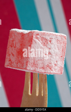 Stück der "Türkei Bodrum Farm Auslese" Rose aromatisiert Luxus Turkish Delight auf Gabel mit bunten Hintergrund Stockfoto