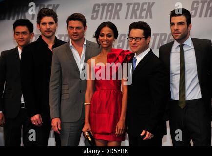 Chris Pine (Kirk), Zachary Quinto (Spock), John Cho (Sulu), Simon Pegg (Scott), Anton Yelchin (Chekov), Karl Urban (Pille) und Regisseur j.j. Abrams und Zoe Saldana (Uhura) bei der Deutschland-Premiere von "Star Trek" in Berlin am 16. April 2009. Stockfoto