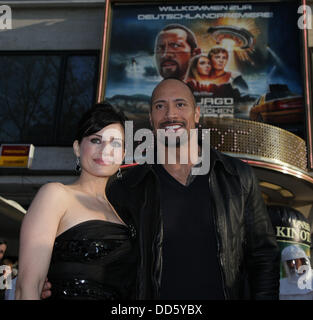 Dwayne Johnson und Carla Gugino bei der Premiere des US-Films "Race to Witch Mountain" in Berlin am 31. März 2009. Stockfoto