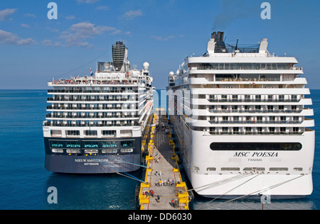 Zwei Karibik, Costa Maya, Quintana Roo, Mexiko Kreuzfahrt Schiffe mit Passagieren auf Steg dazwischen. Stockfoto