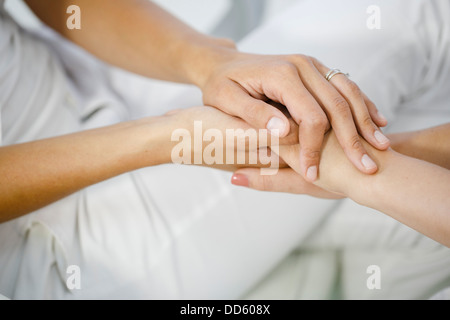 Arztbesuch, Hand in Hand, Nahaufnahme Stockfoto