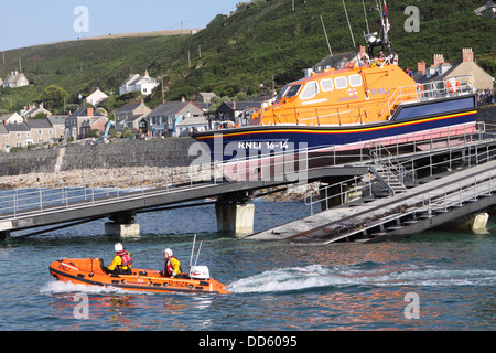 RNLI Tamar Klasse Rettungsboot und D Klasse Inshore Rettungsboot starten bei Sennen Cove Cornwall im Jahr 2013 Stockfoto