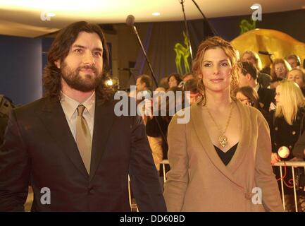 Preisträgerin Sandra Bullock und Bob Schneider bei der Bambi Award 2000. Stockfoto