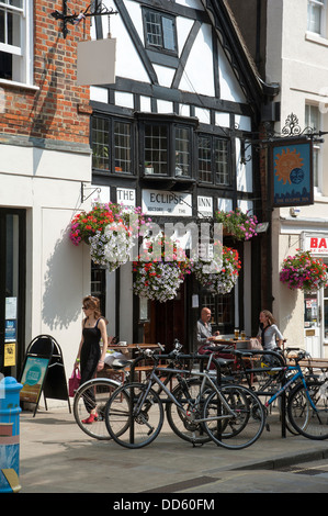 Berühmten englischen Pubs The Eclipse Inn on The Square im Stadtzentrum von Winchester Stockfoto