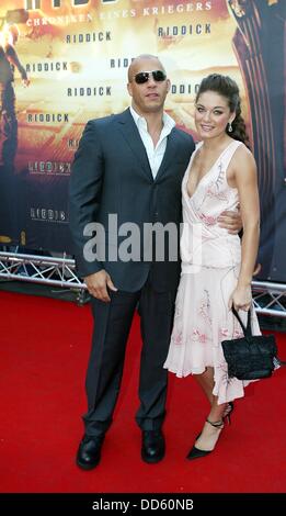 Vin Diesel und Alexa Davalos bei der Premiere von "Riddick" in Berlin. Stockfoto