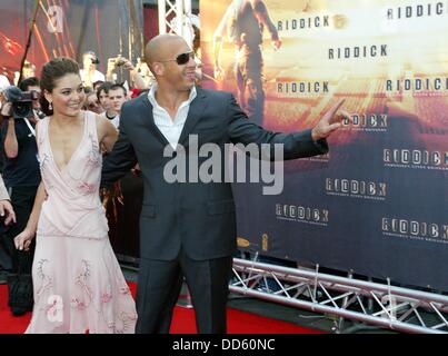 Vin Diesel und Alexa Davalos bei der Premiere von "Riddick" in Berlin. Stockfoto