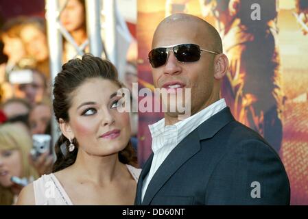 Vin Diesel und Alexa Davalos bei der Premiere von "Riddick" in Berlin. Stockfoto