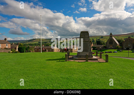 Kriegerdenkmal auf dem Grün in Reeth, Swaledale, North Yorkshire, Yorkshire Dales National Park, England, Vereinigtes Königreich. Stockfoto