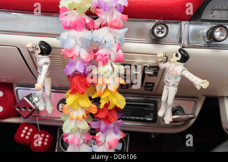 Inneren klassische Ford Consul mit Kitsch Elvis Figuren, Suffolk, UK Stockfoto