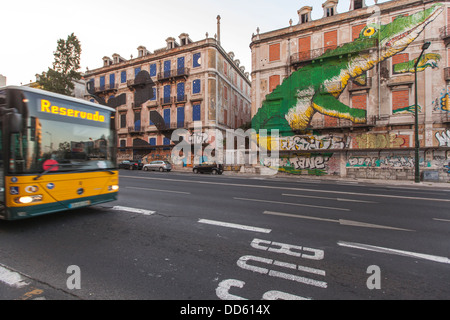 Straßenkunst auf Picoas in den Straßen von Lissabon der Graffiti-Künstler Os Gemeos, Portugal, Europa Stockfoto