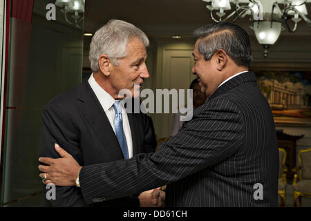 UNS trifft US-Verteidigungsminister Chuck Hagel mit Präsident Susilo Bambang Yudhoyono am indonesische Präsidentenpalast 26. August 2013 in Jakarta, Indonesien. Hagel angekündigt, dass die USA bieten werden, dass anspruchsvolle Apache Hubschrauber für das indonesische Militär angreifen. Stockfoto