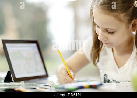 Mädchen mit digital-Tablette und Hausaufgaben, Osijek, Kroatien, Europa Stockfoto