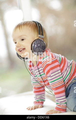 Kleinkind Jungen hört Musik tragen Kopfhörer, Osijek, Kroatien, Europa Stockfoto