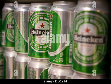 Dosen von Heineken Bier in einem Supermarkt in New York zu sehen sind Stockfoto